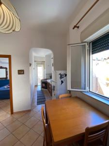 パレルモにあるApartment with huge terrace CERRADOのキッチン、ダイニングルーム(木製テーブル付)