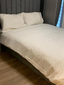 Cama ou camas em um quarto em Brand New Vintage 2 Bed Flat No Parties No Events