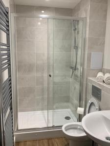 een badkamer met een douche, een toilet en een wastafel bij Brand New Vintage 2 Bed Flat No Parties No Events in West Thurrock