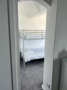 Cette chambre offre une vue sur un lit superposé. dans l'établissement The Hannafore Point Hotel, à Looe