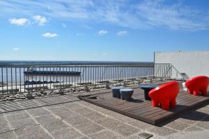 patio ze stołem i krzesłami oraz oceanem w obiekcie CDM Temporal 2 w mieście Rosario