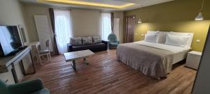モロエニにあるCasa Iustinのベッドとテレビが備わるホテルルームです。