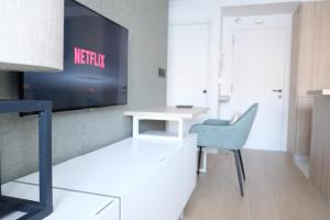 Televízia a/alebo spoločenská miestnosť v ubytovaní Estrella Marina