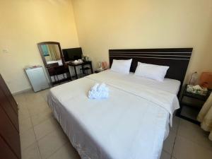 1 dormitorio con 1 cama grande con sábanas blancas en Master room attached bathroom, en Dubái