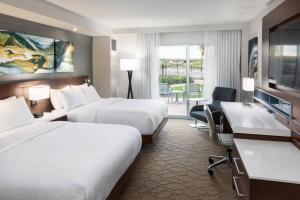 a hotel room with two beds and a desk at South Sioux City Marriott Riverfront in South Sioux City