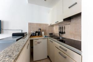 Kuchyňa alebo kuchynka v ubytovaní Azur apartment on Massena street + 8 fotografií