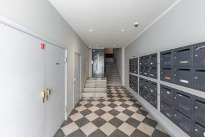 Habitación con pasillo con taquillas y escalera. en Studio La Chaise Bleue en Niza