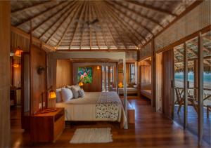 um quarto com uma cama grande num quarto em Jaguaribe Lodge e Kite em Fortim