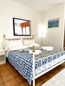 1 dormitorio con 1 cama con edredón azul y blanco en Marina Bay View Apartment, en Bevazzana