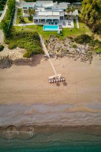 una vista aérea de una playa con una casa en Villa Seven, en Lachania