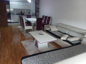 ein Wohnzimmer mit einem Sofa und einem Tisch in der Unterkunft Elena's flat in Kumanovo