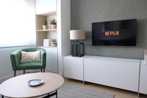Televízia a/alebo spoločenská miestnosť v ubytovaní Estrella Marina