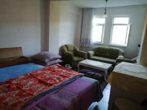 1 dormitorio con cama, sofá y mesa en Morsalkım konağı, en Trabzon