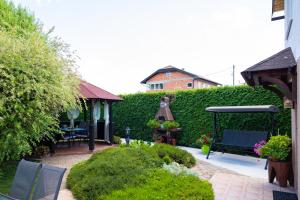 a garden with a bench and a gazebo at Soba i Apartman Đula in Ogulin