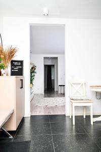 巴亞馬雷的住宿－Dreambed 1，白色的客房配有桌子和椅子