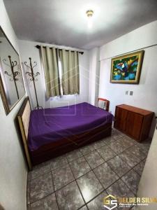 - une chambre avec un lit violet et une fenêtre dans l'établissement CTC Torre B, Centro, à Caldas Novas