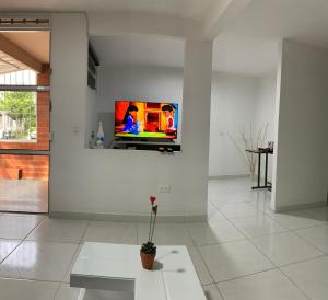 TV i/ili zabavni centar u objektu Nueva y Confortable Casa en Sector Popular