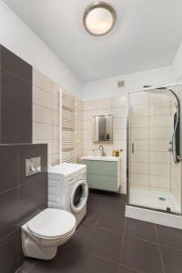 華沙的住宿－Apartamenty Piękna 28A by Your Freedom，一间带卫生间和淋浴的浴室