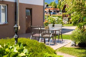 Zahrada ubytování Soba i Apartman Đula