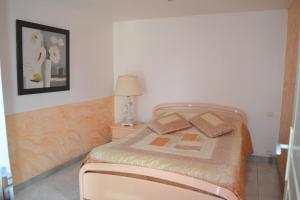 een slaapkamer met een bed met 2 kussens erop bij courfleurie reception in Bousse