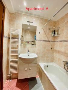 Ένα μπάνιο στο Side Sea View Apartment