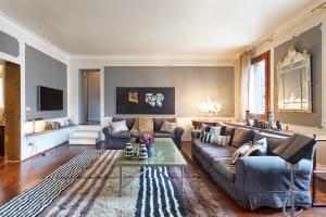 un soggiorno con divano e tavolo di Charming House Iqs a Venezia