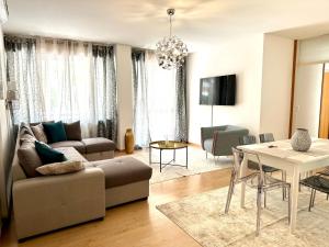 sala de estar con sofá y mesa en Apartament Sabbiadoro Center, en Lignano Sabbiadoro