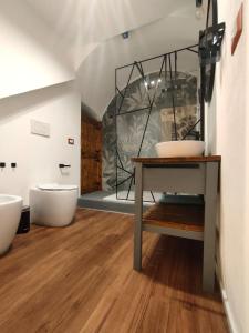een badkamer met 2 wastafels en een glazen douche bij CentroCittà Next in Catania