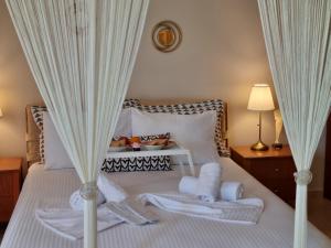 מיטה או מיטות בחדר ב-Phivos Home & Garden