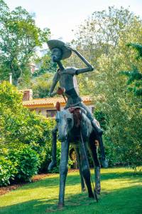 Une statue d'un homme à cheval dans l'établissement The Quixote House, à Caminha