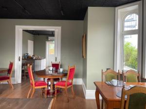 a dining room with a table and chairs at Randalín in Åkirkeby