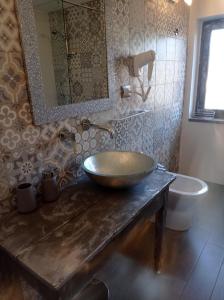 een badkamer met een wastafel en een toilet bij Sole Azzurro Suite in Bosa