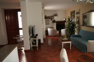 - un salon avec un canapé bleu et une table dans l'établissement Casa Marcobando, à Lucques