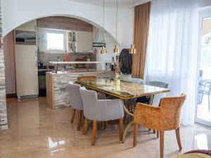una cucina con tavolo e sedie in una stanza di Vila Danica a Golubac