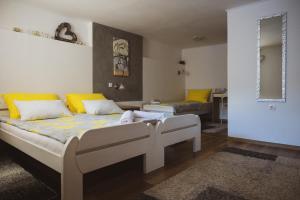 Postel nebo postele na pokoji v ubytování Soba i Apartman Đula