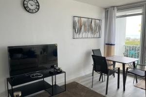 TV a/nebo společenská místnost v ubytování Studio résidence des 3 iles proche thalasso 19