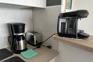 Kuchyň nebo kuchyňský kout v ubytování Studio résidence des 3 iles proche thalasso 19