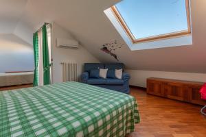 1 dormitorio con 1 cama y 1 silla azul en Casa Vacanza Villino dei Poeti en Pineto