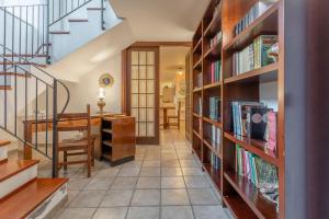 Habitación con biblioteca, escritorio y libros. en Casa Vacanza Villino dei Poeti en Pineto