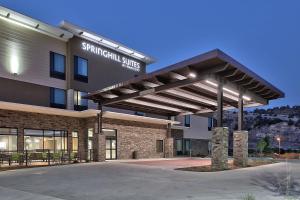 un edificio con un cartel que lee suites gorriones en SpringHill Suites Durango, en Durango