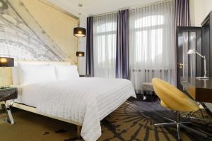 Postel nebo postele na pokoji v ubytování Le Méridien Grand Hotel Nürnberg