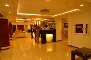 dos personas de pie en el vestíbulo de un hotel en Artemis Princess Hotel, en Alanya