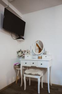 TV a/nebo společenská místnost v ubytování Soba i Apartman Đula