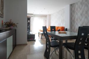 a kitchen and dining room with a table and chairs at Apartamento playa Castellón in Grao de Castellón