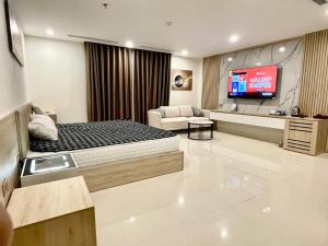 Großes Zimmer mit einem Bett und einem TV. in der Unterkunft Lucasta Hotel Ha Long in Hạ Long