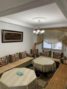 uma sala de estar com um sofá e uma mesa em Spacious 3-bedroom apartment em Tétouan