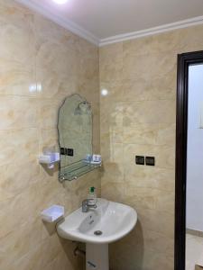 uma casa de banho com um lavatório e um espelho em Spacious 3-bedroom apartment em Tétouan