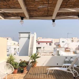 d'un balcon avec des chaises et une vue sur les bâtiments. dans l'établissement Casa Dona Ana by Casa Dona Sol, à Olhão