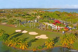 una vista aérea de un campo de golf con palmeras en Villa BLUE en Saint-François