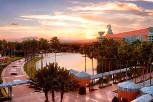 vista su un resort con laghetto e palme di Walt Disney World Swan a Orlando